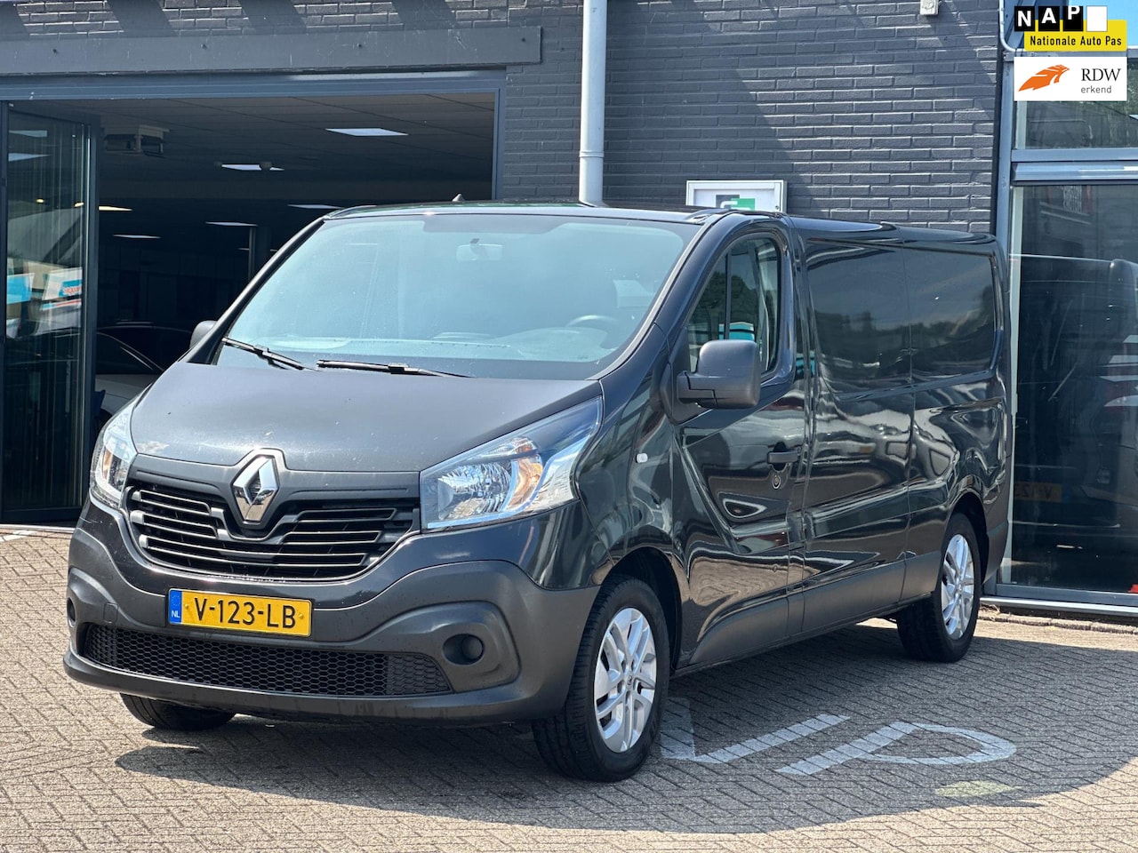 Renault Trafic - 1.6 dCi T29 L2H1 Comfort/3-PERS/NAVI/CARPLAAY/NAP/NETTE STAAT!! - AutoWereld.nl