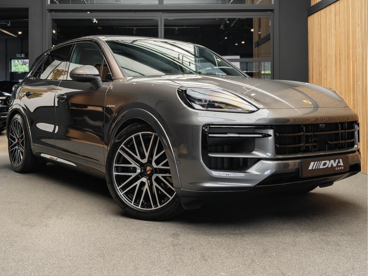 Porsche Cayenne - E-Hybrid Sport Design 18-Weg Sport Stoelen E-Hybrid Mega Vol ACC Volleder - AutoWereld.nl