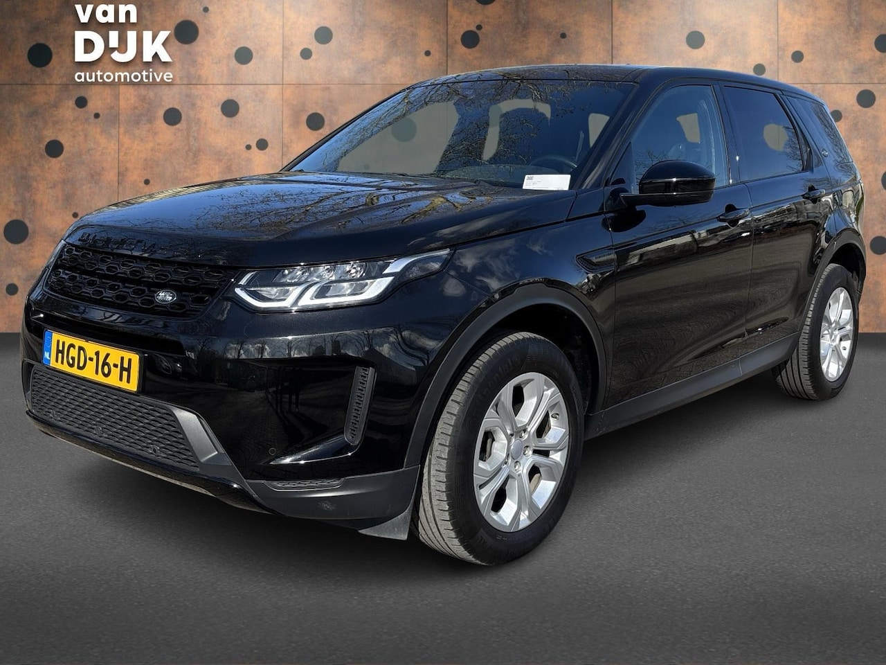 Land Rover Discovery Sport - P300e 1.5 PANORAMADAK BLACK PACK TREKHAAK BLIND SPOT ASSIST DIGITAAL DISPLAY ZWARTE HEMEL - AutoWereld.nl