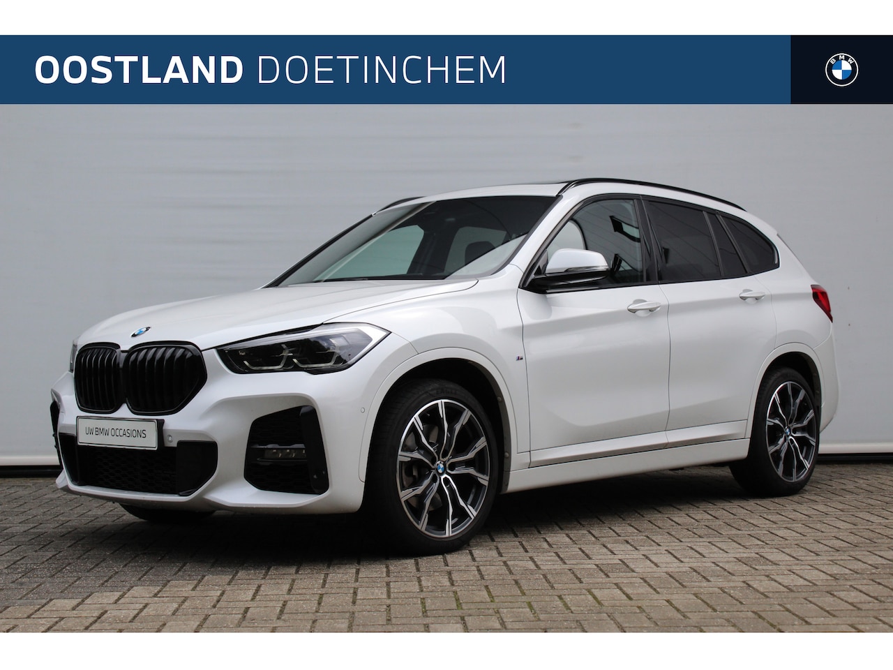 BMW X1 - sDrive20i High Executive M Sport Automaat / Panoramadak / Trekhaak / Sportstoelen / Achter - AutoWereld.nl