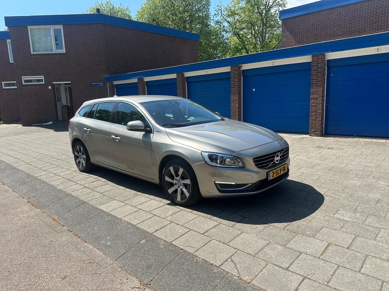 Volvo V60 - 2.4 D6 AWD Plug-In Hybrid Summum Leder - AutoWereld.nl