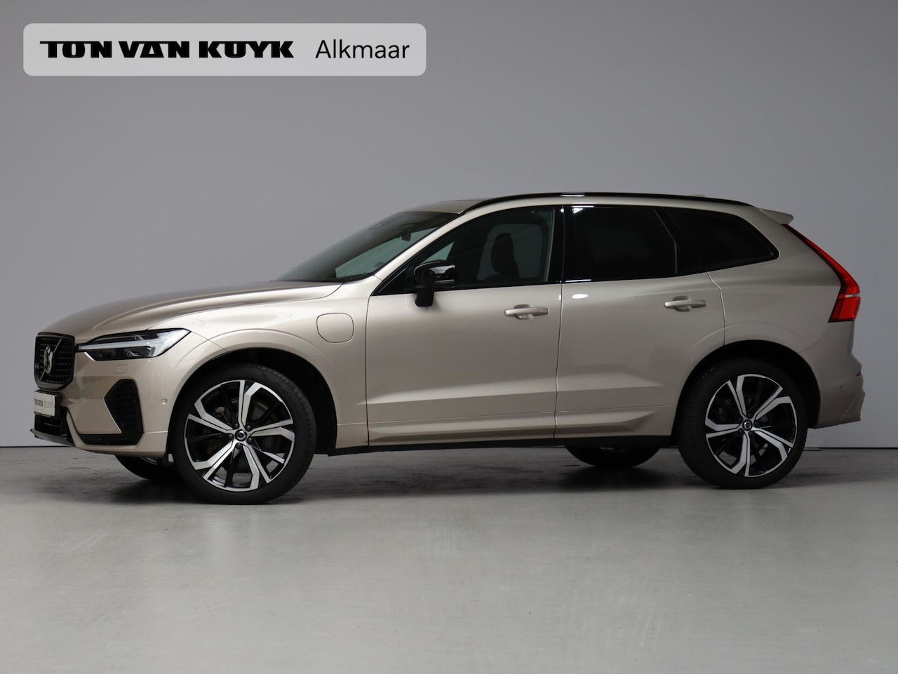 Volvo XC60 - T8 455PK Plug-in hybrid AWD Ultimate Dark / Luchtvering / Trekhaak / 360gr Camera / 21" / - AutoWereld.nl