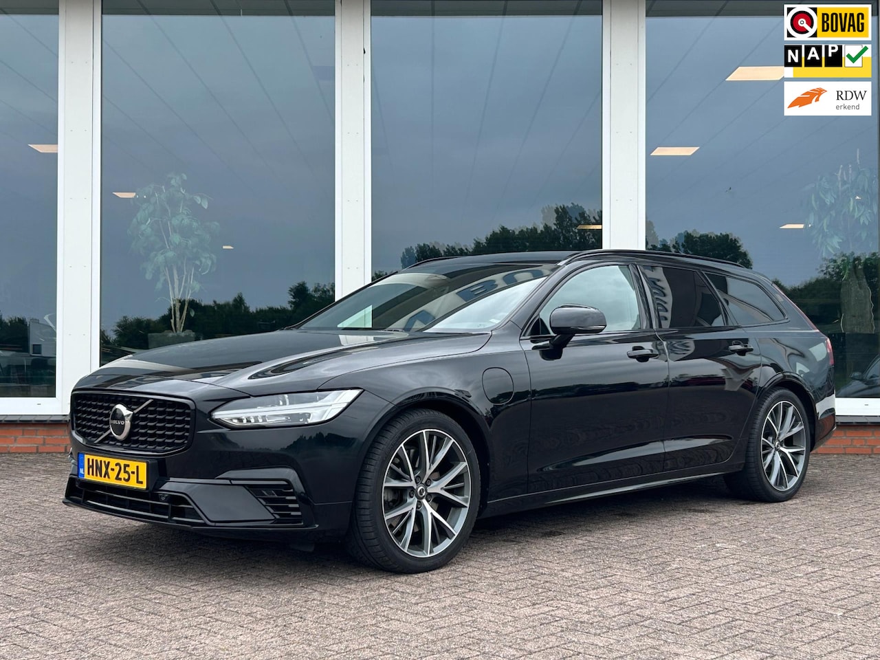 Volvo V90 - 2.0 T6 AWD Plug-in Hybrid R-Design - Leder - Panorama - Google - Trekhaak - AutoWereld.nl