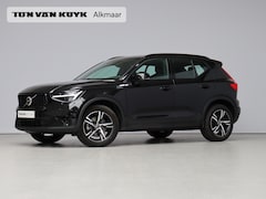 Volvo XC40 - 2.0 B4 Plus Dark / Trekhaak / Adaptive Cruise / Elektrische Stoelen / Verwarmbare Stoelen