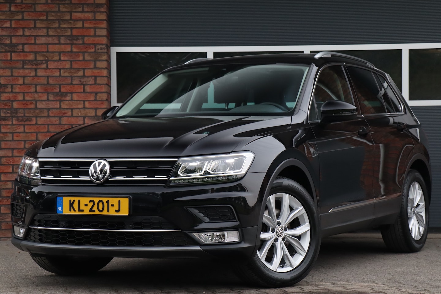 Volkswagen Tiguan - 1.4 TSI ACT Highline 1.4 TSI ACT Highline, Pano, dealer onderhouden - AutoWereld.nl