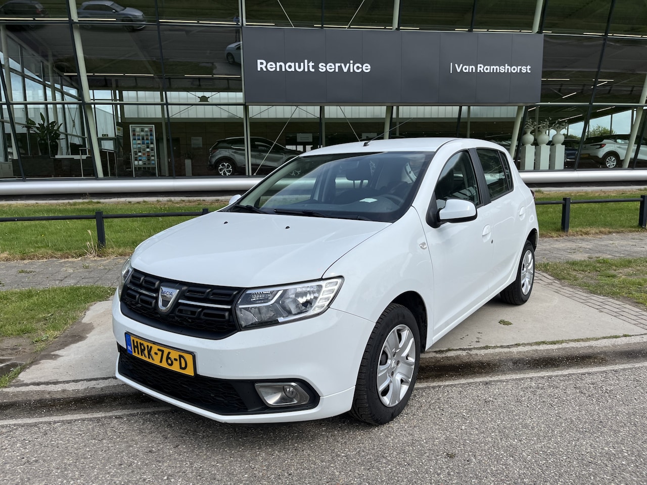 Dacia Sandero - 1.0 SCe Laureate / Dealer onderhouden / Apple Carplay - Android Auto / Airco / Navi / Elek - AutoWereld.nl