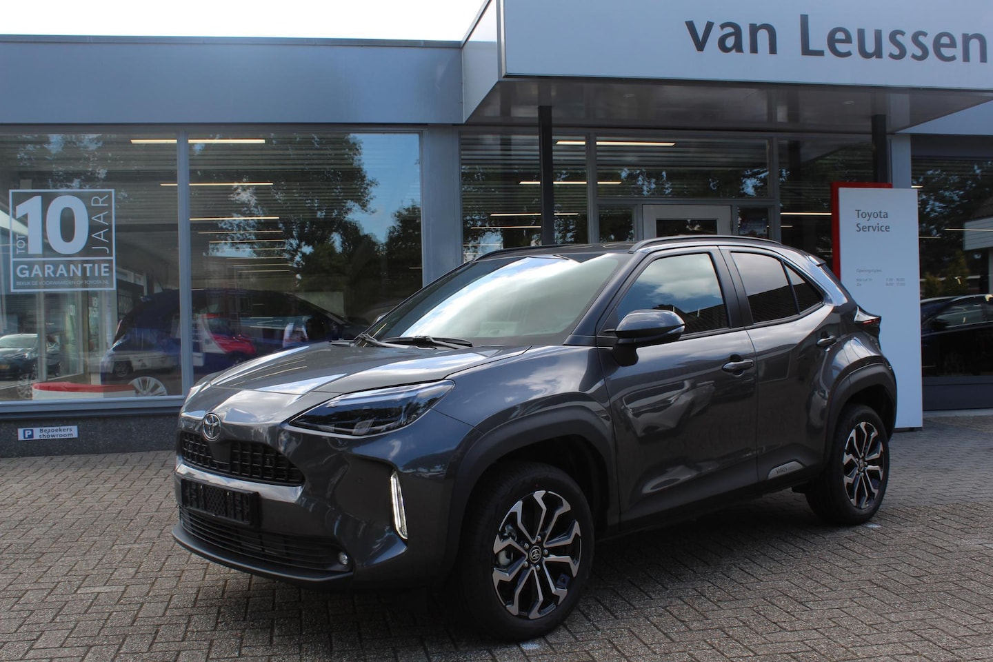 Toyota Yaris Cross - 1.5 HYBRID DYNAMIC STOEL- STUUR & RUITENWISSER VERW. LED KEYLESS PARK.SENSOREN VOOR & ACHT - AutoWereld.nl