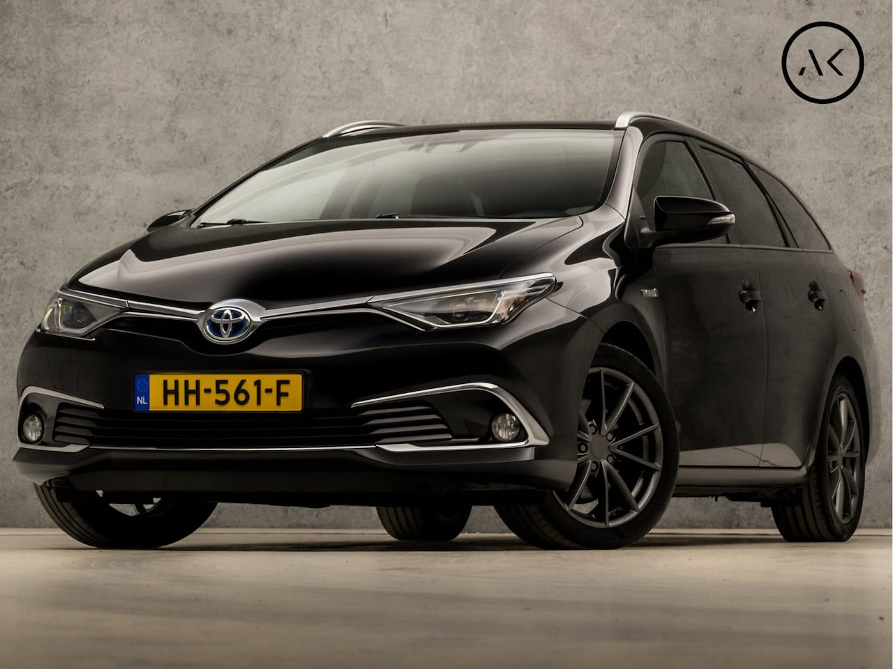 Toyota Auris Touring Sports - 1.8 Hybrid Sport Automaat (PANORAMADAK, NAVIGATIE, LEDER, STOELVERWARMING, CAMERA, SPORTST - AutoWereld.nl
