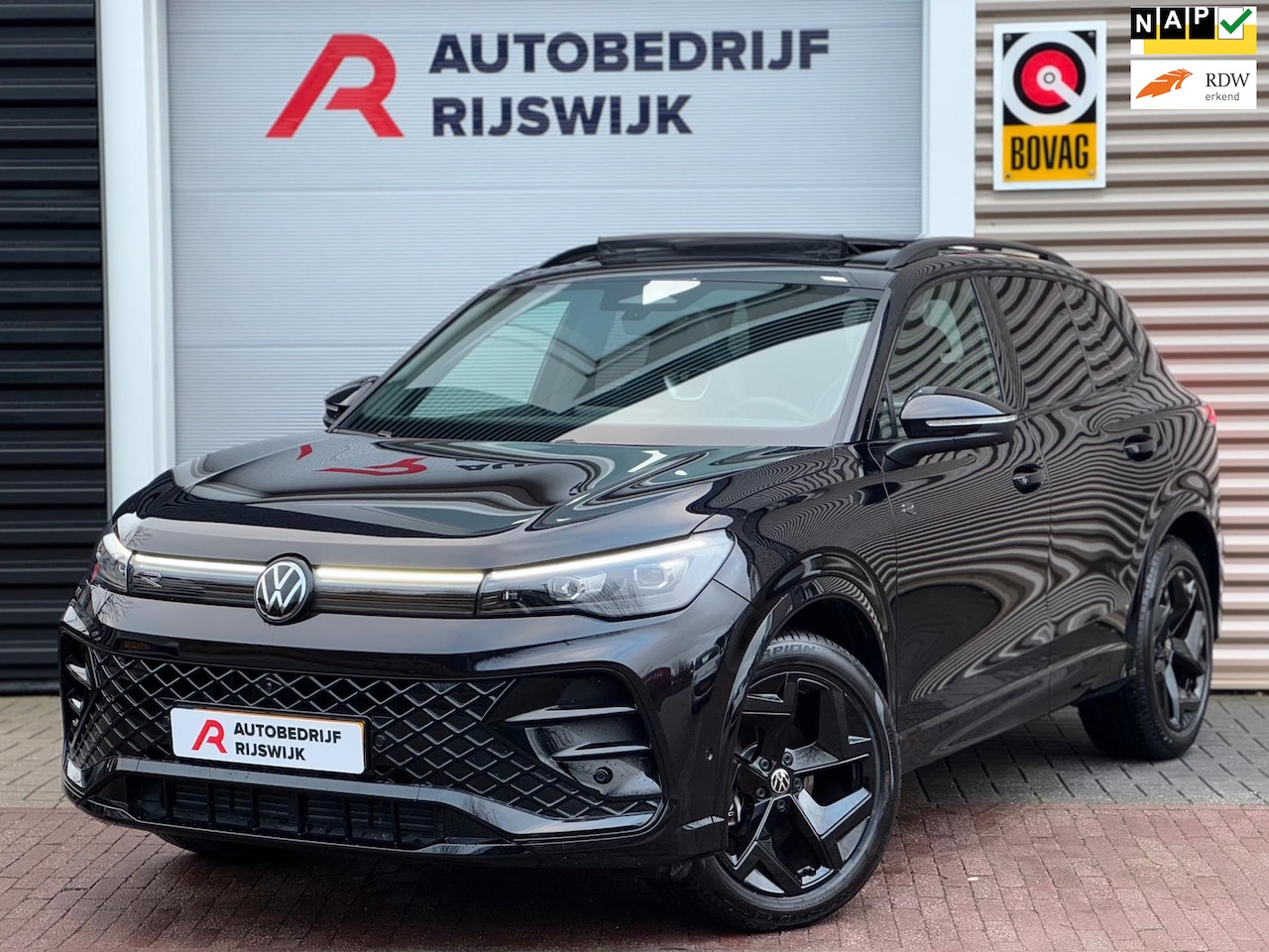 Volkswagen Tiguan - 1.5 eTSI R-Line Pano/H&K/Camera/Dodehoek - AutoWereld.nl