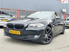 BMW 5-serie - 523i High Executive // AUTOMAAT / NAVI / PDC / CRUISE CONTROL / LEDER CRÉME / CAR PLAY / N