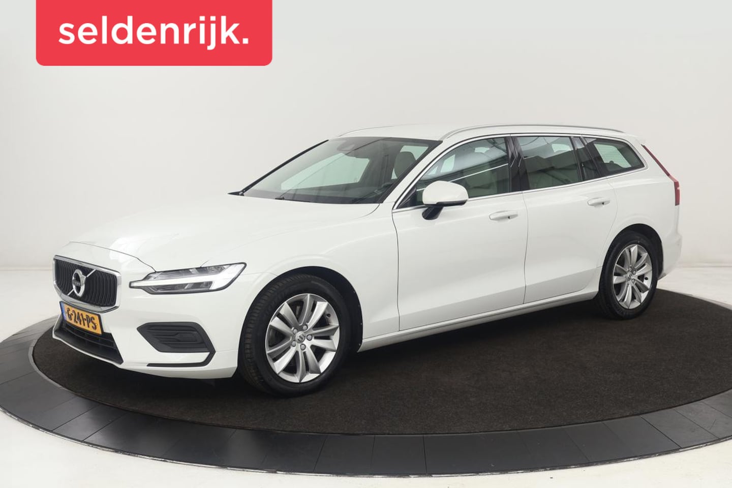 Volvo V60 - 2.0 D4 MomentPro | Leder | Trekhaak | Stoelverwarming | Adaptive cruise | Carplay | Naviga - AutoWereld.nl