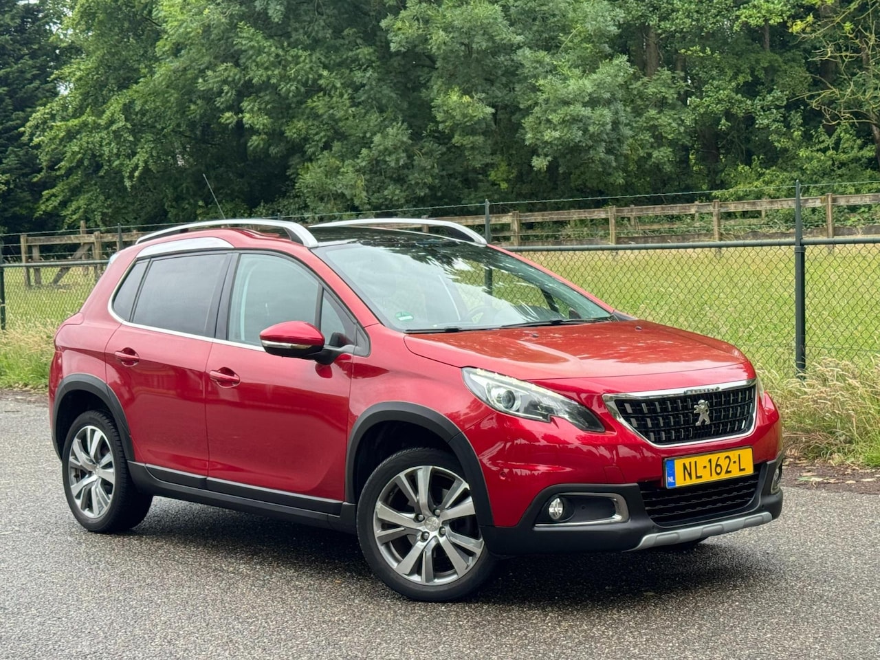 Peugeot 2008 - 1.2 PureTech Allure /Carplay/Navi/Pano/ - AutoWereld.nl