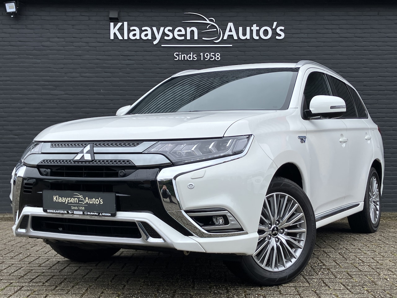 Mitsubishi Outlander - 2.4 PHEV Instyle 225 pk 4WD AUT. | 1e eigenaar | dealer onderhouden | leder interieur | tr - AutoWereld.nl