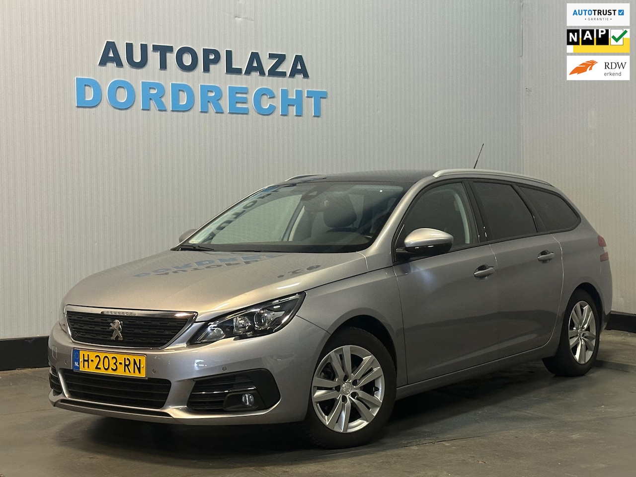 Peugeot 308 SW - 1.2 PureTech Blue Lease Executive TREKHAAK - AutoWereld.nl