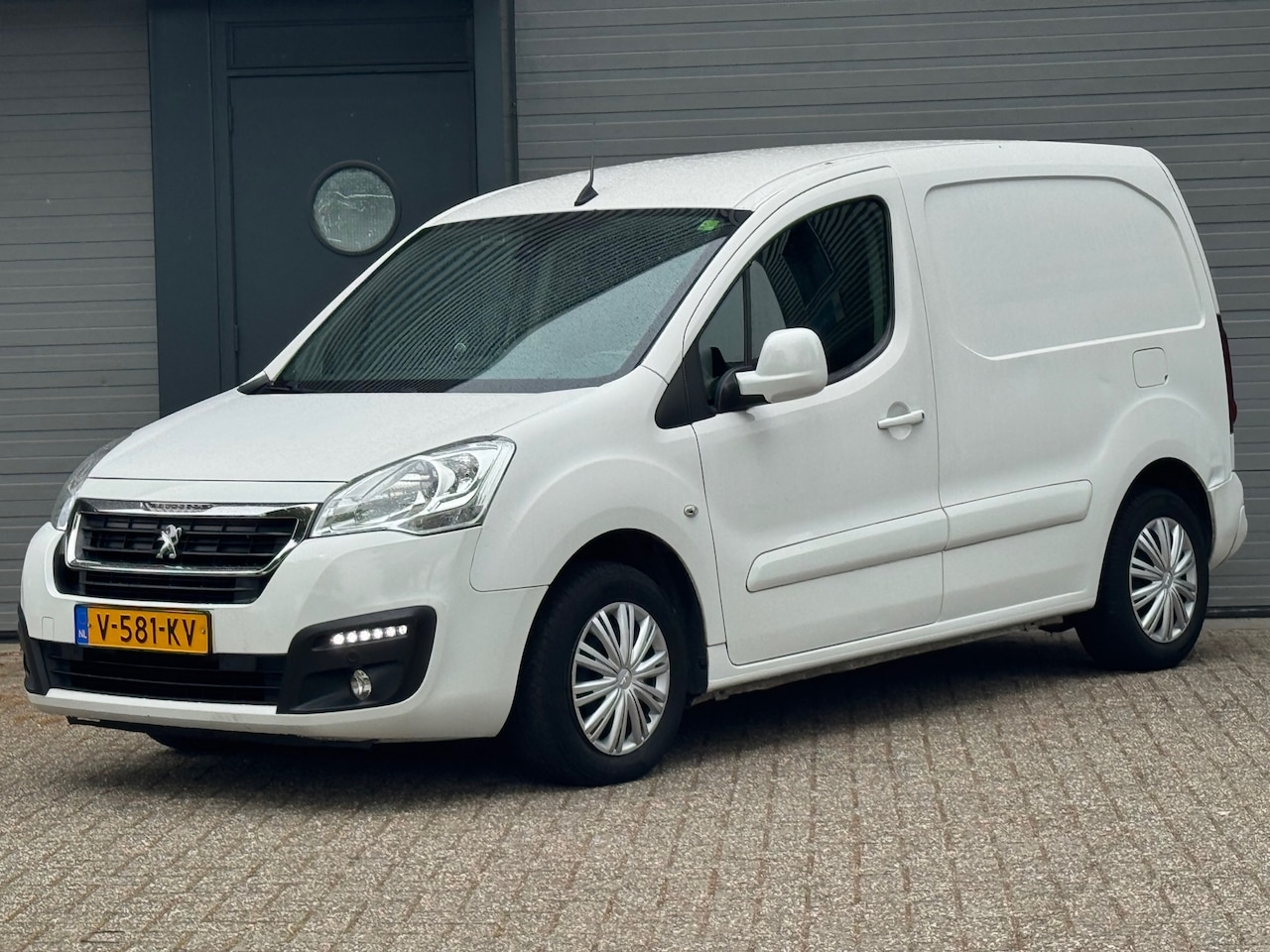Peugeot Partner - 120 1.6 BlueHDi 100 L1 Premium Pack 120 1.6 BlueHDi 100 L1 Premium Pack S&S Automaat - AutoWereld.nl