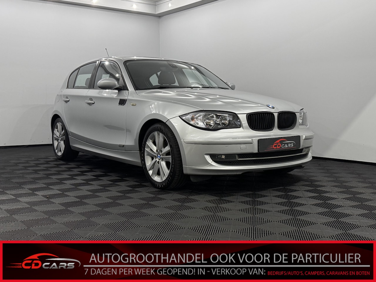 BMW 1-serie - 116i Business Line Clima, Cruise control, Keyless start, Parkeersensoren, Lichtmetalen vel - AutoWereld.nl