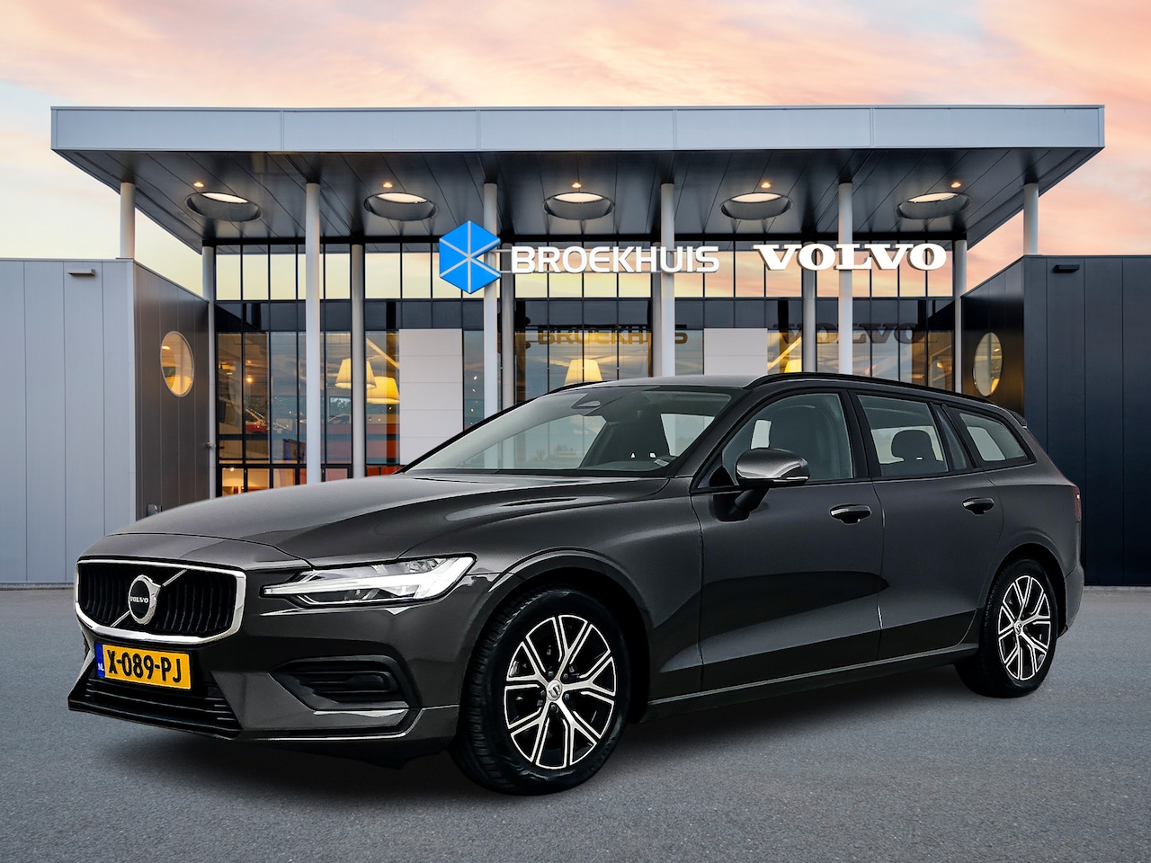 Volvo V60 - B3 Essential Edition | Adaptieve cruise | BLIS | Stoel/stuur/achterbankverwarming | - AutoWereld.nl