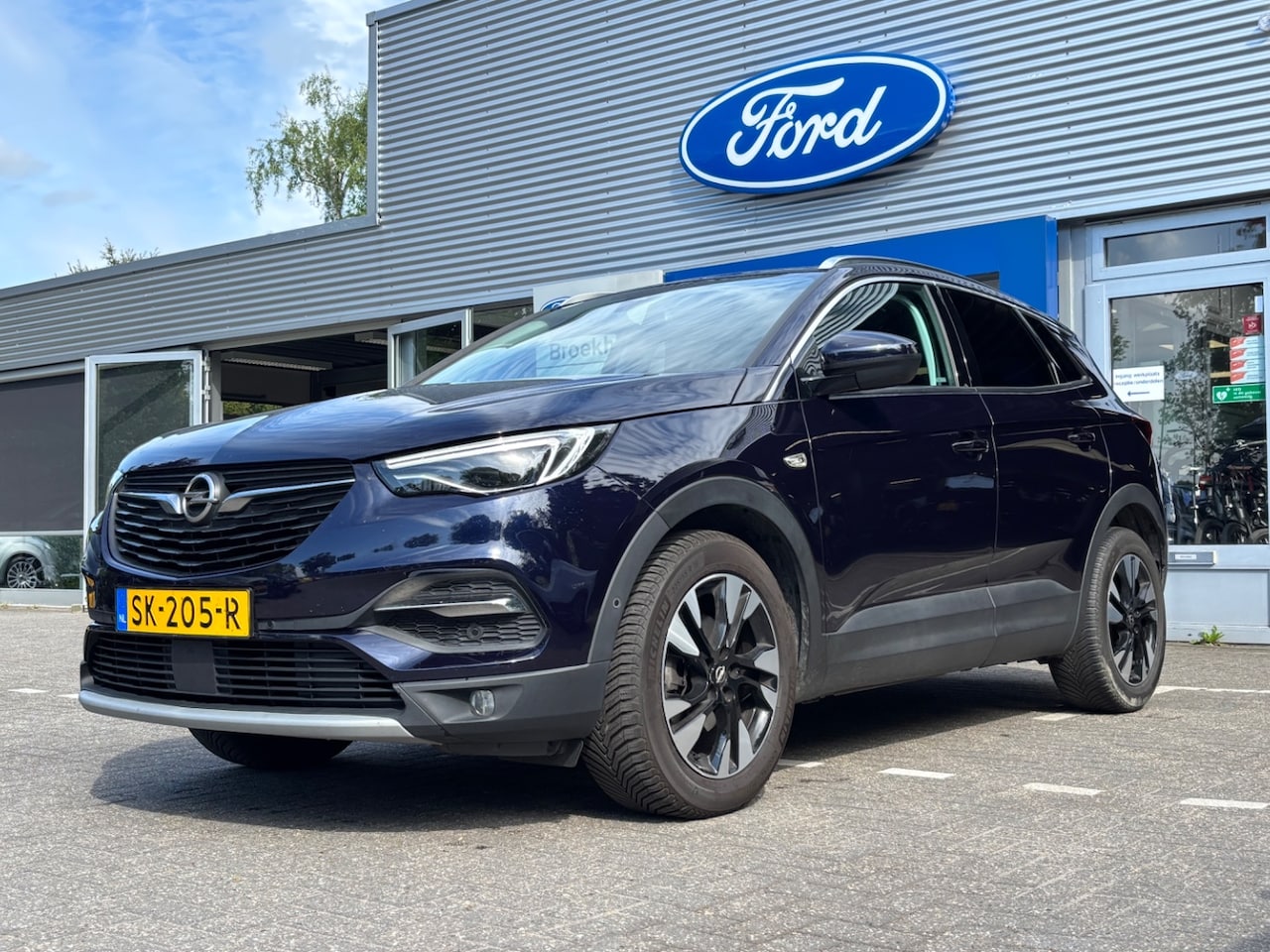 Opel Grandland X - 1.2 Turbo Business Executive | NL-Auto! | Dealer Onderhouden! | Trekhaak | All-Season Band - AutoWereld.nl