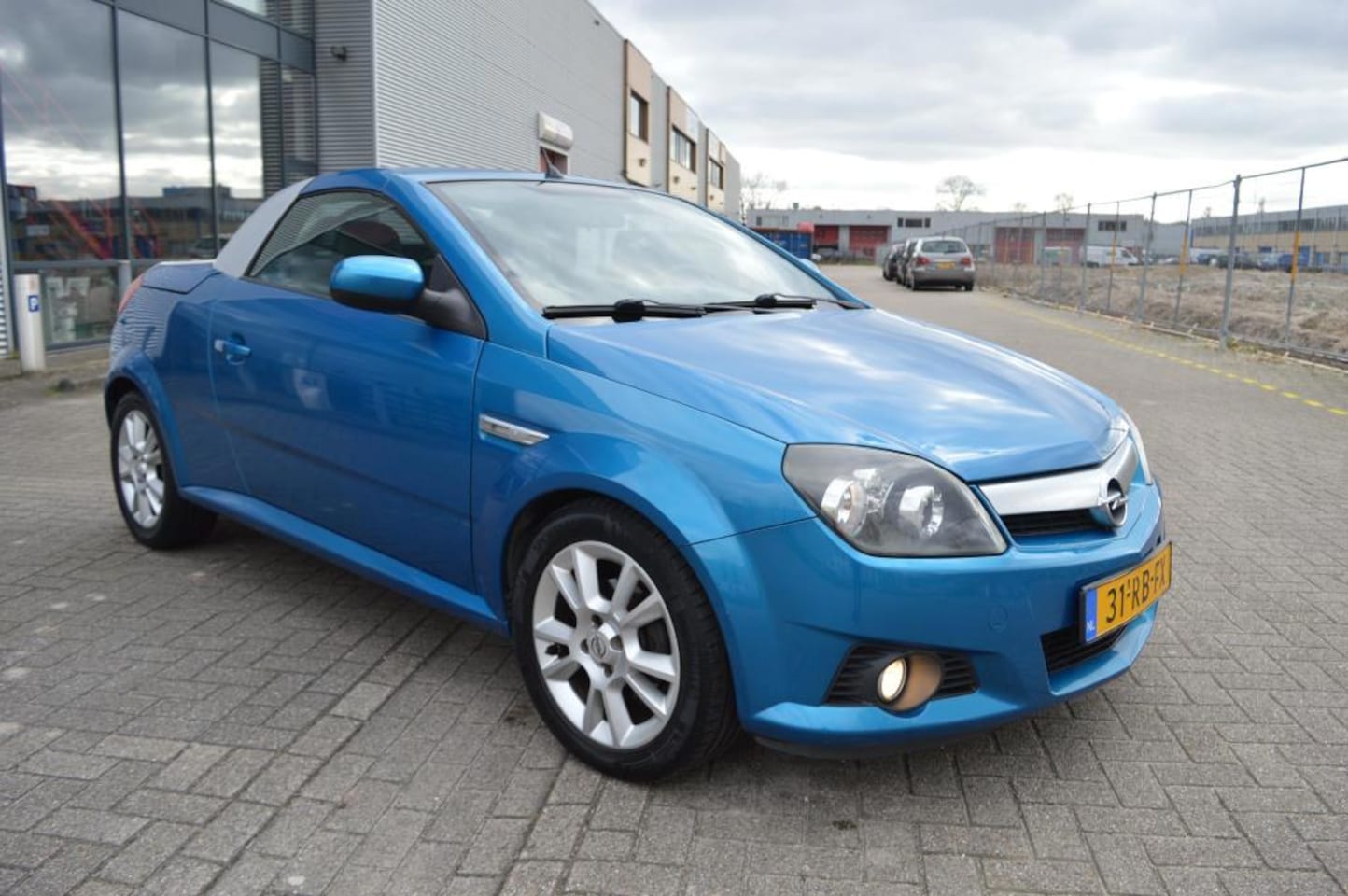 Opel Tigra TwinTop - 1.8-16V Cosmo bj05 125792 DAK WERKT NIET - AutoWereld.nl