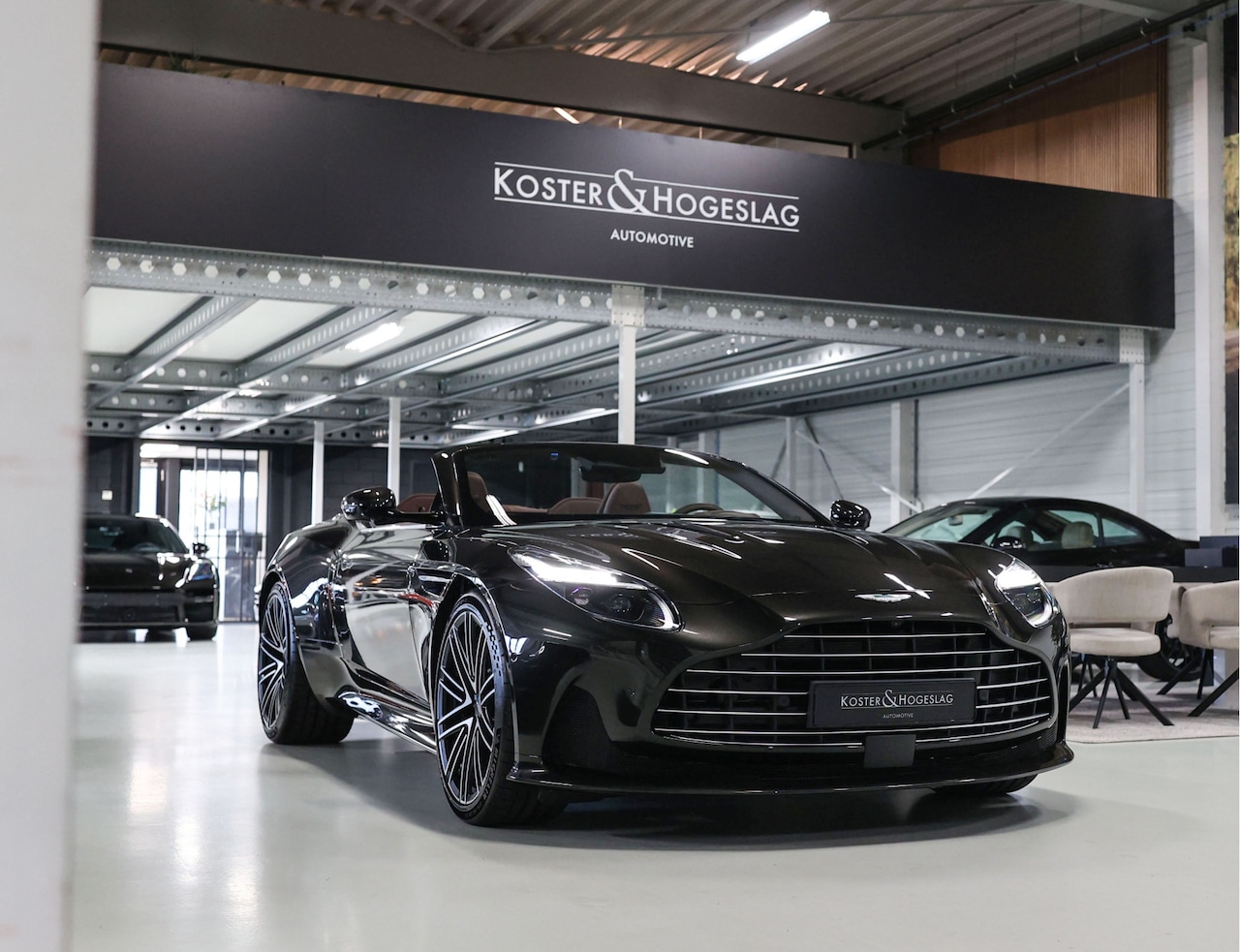 Aston Martin DB12 Volante - 4.0 V8 *Minotaur Green*Havana Tan* - AutoWereld.nl