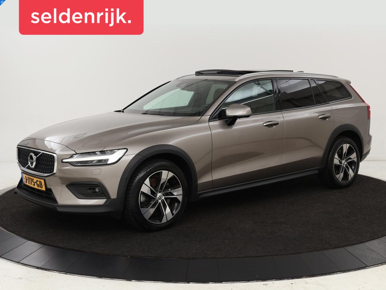 Volvo V60 Cross Country - 2.0 B5 AWD Pro | Panoramadak | Head-Up | Leder | Stoelverwarming | Trekhaak | Adaptive cru - AutoWereld.nl