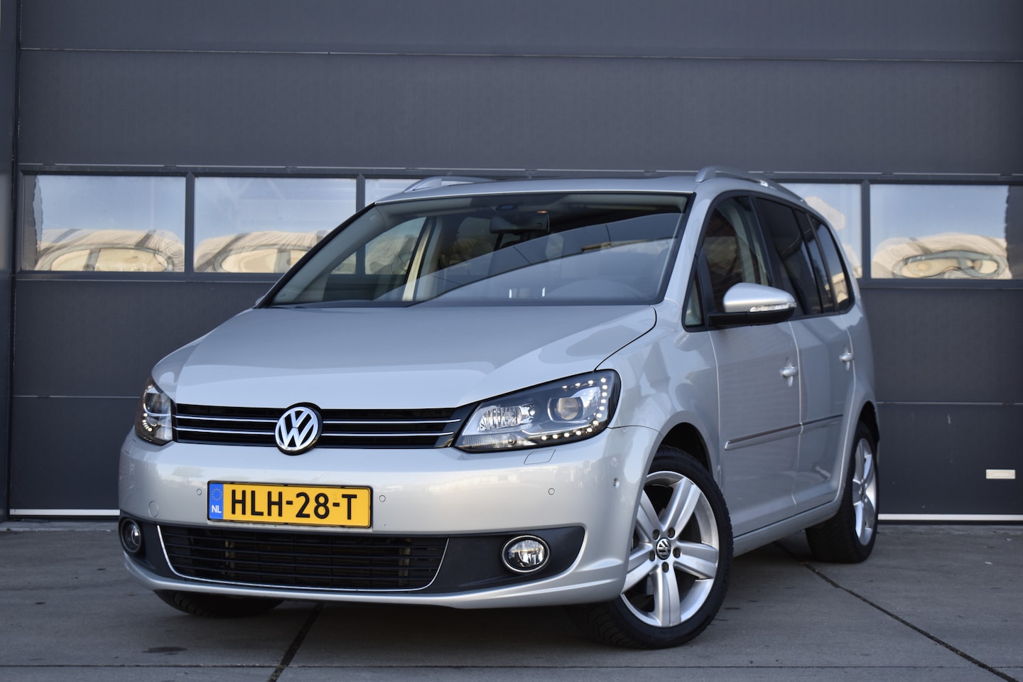 Volkswagen Touran - 1.4 TSI Highline Pano - Trekhaak - Camera - Cruise - AutoWereld.nl