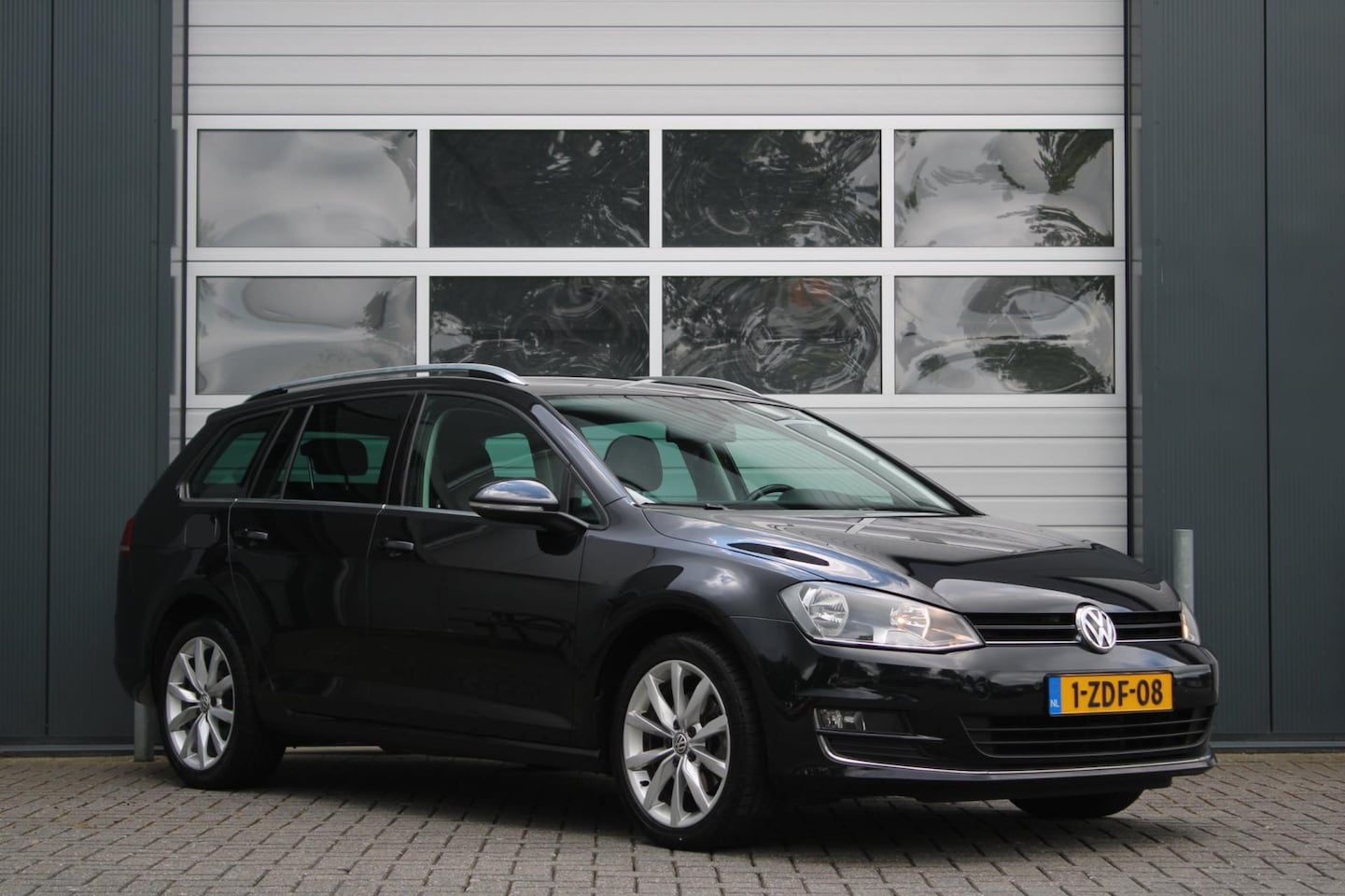 Volkswagen Golf Variant - 1.6 TDI Business Edition Clima/Cruise/Camera/Navi/Bluetooth/PDC/Stoelverwarming/Massage/17 - AutoWereld.nl