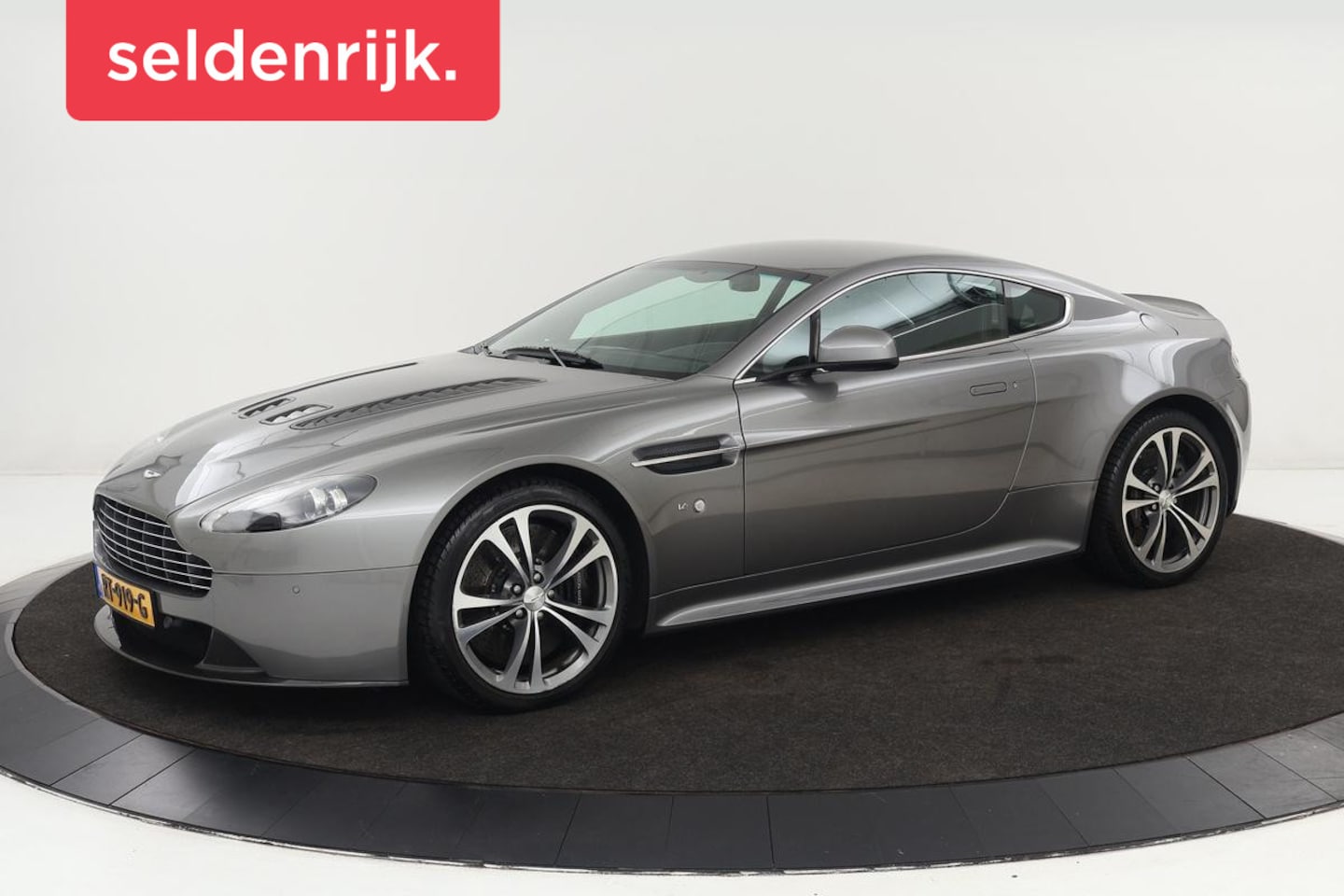 Aston Martin V12 Vantage - 5.9 V12 Vantage | Manual 6 Speed | Lightweight Seats | B&O 1000 Watt | Carbon | Leder/Alca - AutoWereld.nl