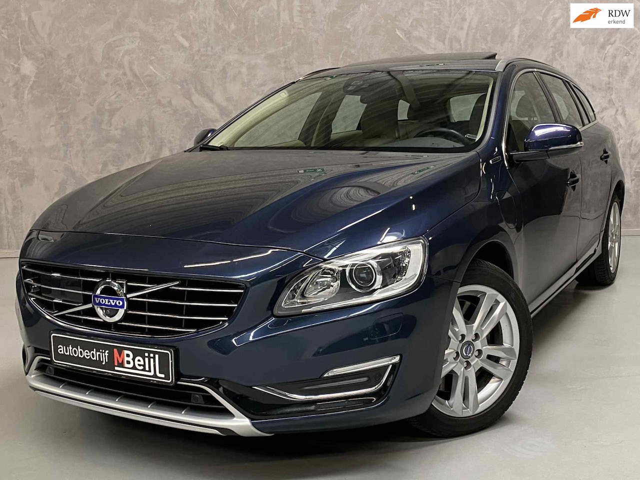 Volvo V60 - 2.4 D6 AWD Plug-In Hybrid Summum /Dakje /Dealer onderhouden /360 camera - AutoWereld.nl
