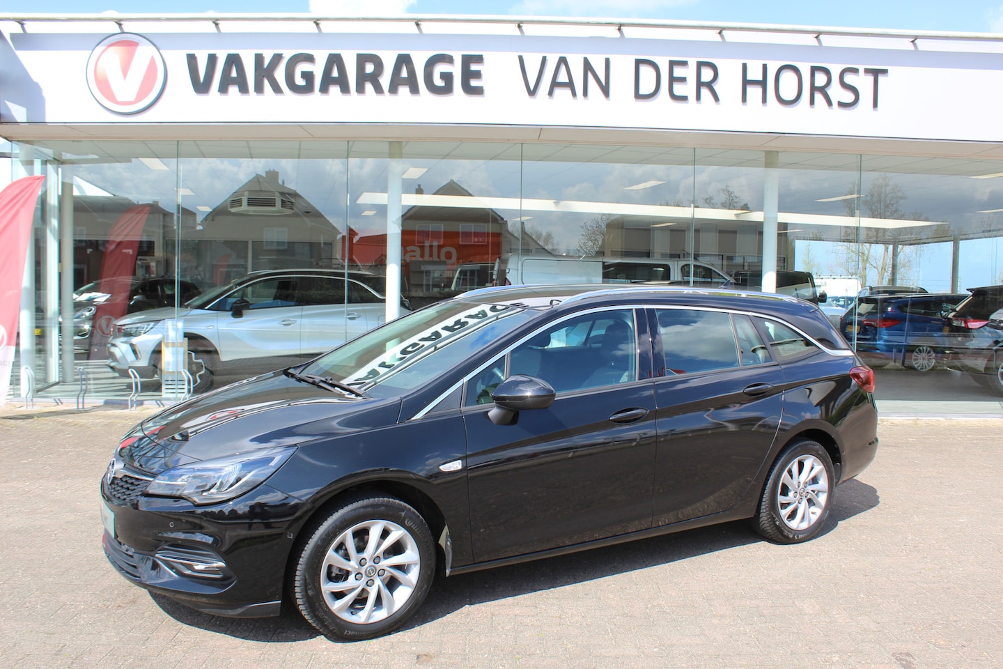 Opel Astra Sports Tourer - 1.2-110pk Elegance. Ruime, sportieve, luxe en degelijke gezinswagen ! Autm. airco, stoel- - AutoWereld.nl