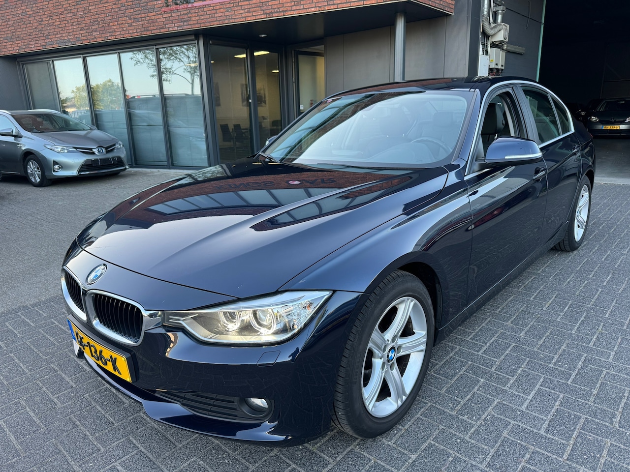 BMW 3-serie - 320i Executive AUTOMAAT LEDER NAVI PROF SUPER NETJES - AutoWereld.nl