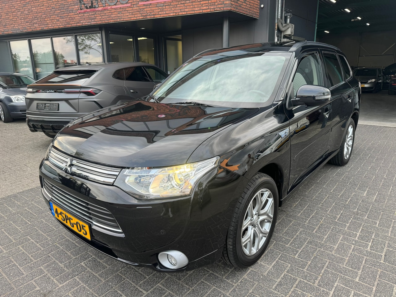 Mitsubishi Outlander - 2.0 PHEV Instyle SCHUIFDAK LEDER TREKHAAK CAMERA - AutoWereld.nl