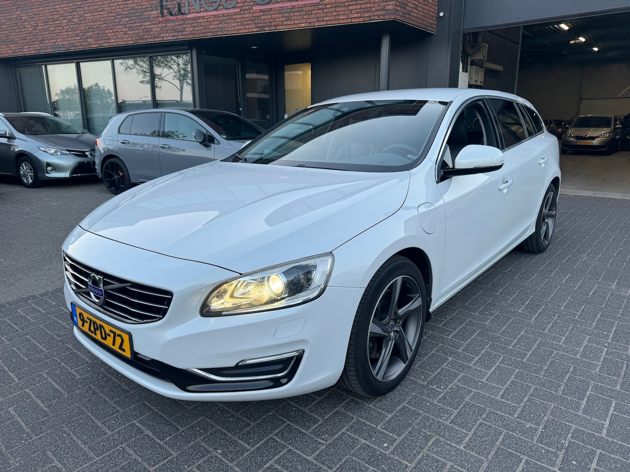 Volvo V60 - 2.4 D6 AWD Plug-In Hybrid Summum XENON LEDER DEALER OH NAP - AutoWereld.nl