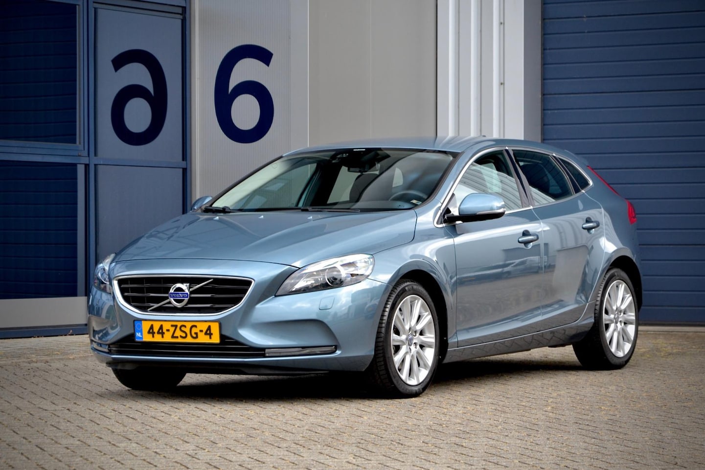 Volvo V40 - 1.6 T3 Summum / NL Auto / Leder / Xenon / NIEUWSTAAT - AutoWereld.nl