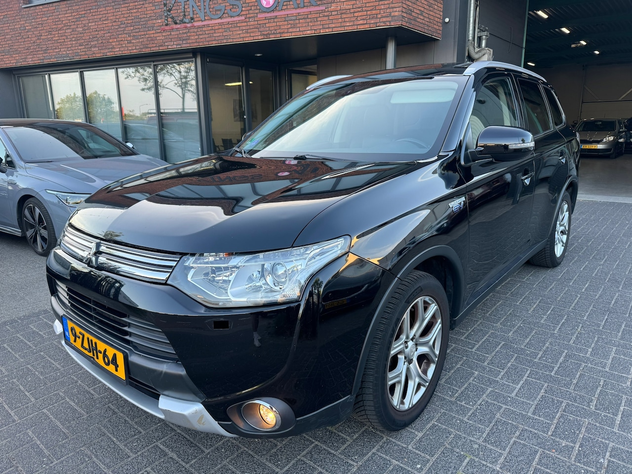 Mitsubishi Outlander - 2.0 PHEV Instyle SCHUIFDAK LEDER TREKHAAK CAMERA - AutoWereld.nl