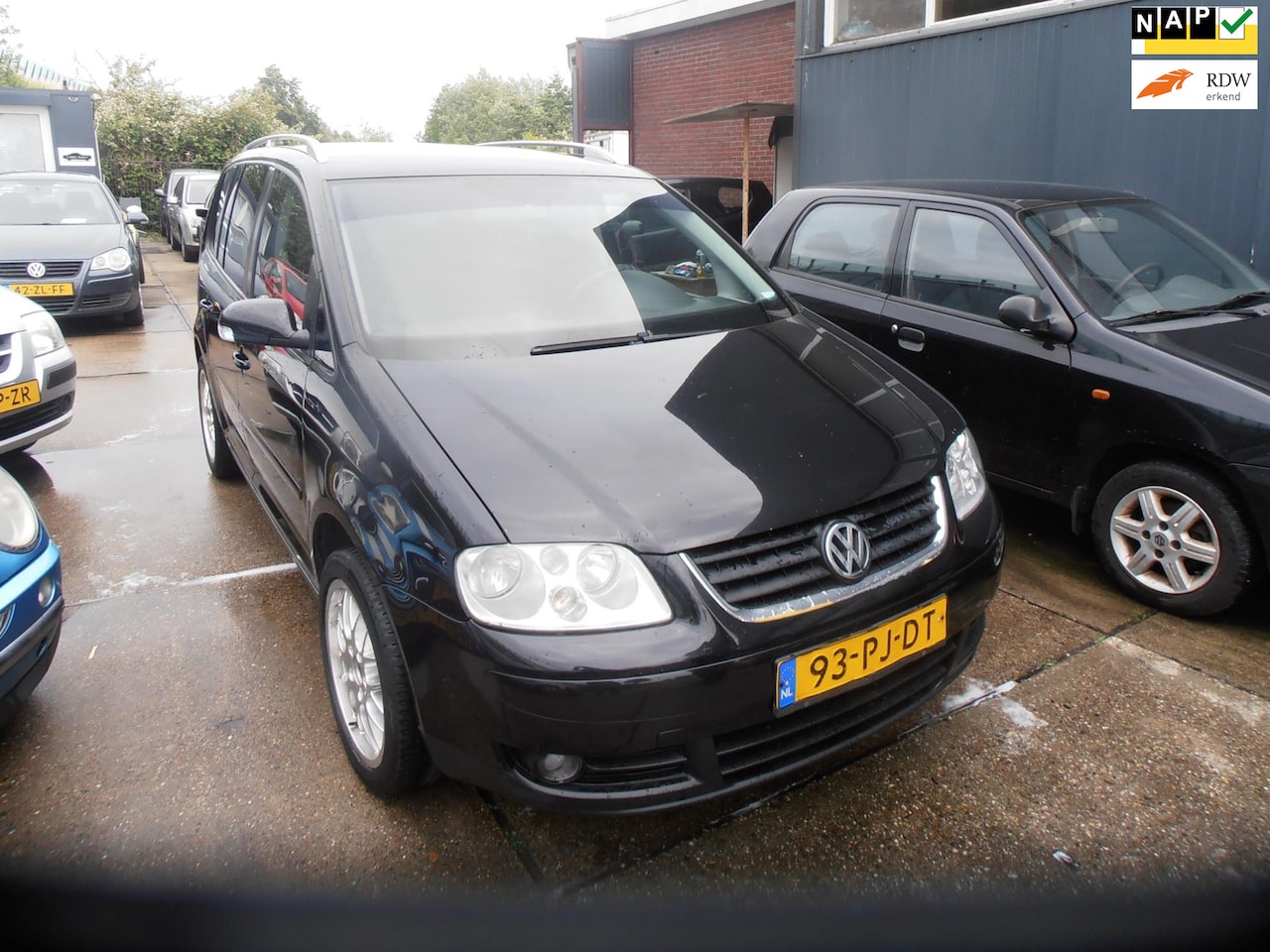 Volkswagen Touran - 2.0-16V FSI Highline airco elek pak nap apk - AutoWereld.nl