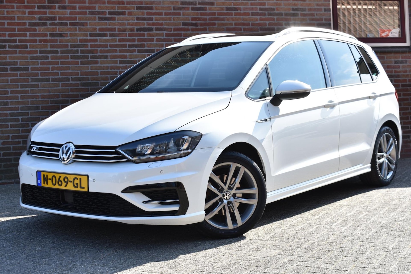 Volkswagen Golf Sportsvan - 1.4 TSI Highline '17 Pano Clima R-Line Clima Navi Xenon Cruise Inruil mogelijk - AutoWereld.nl