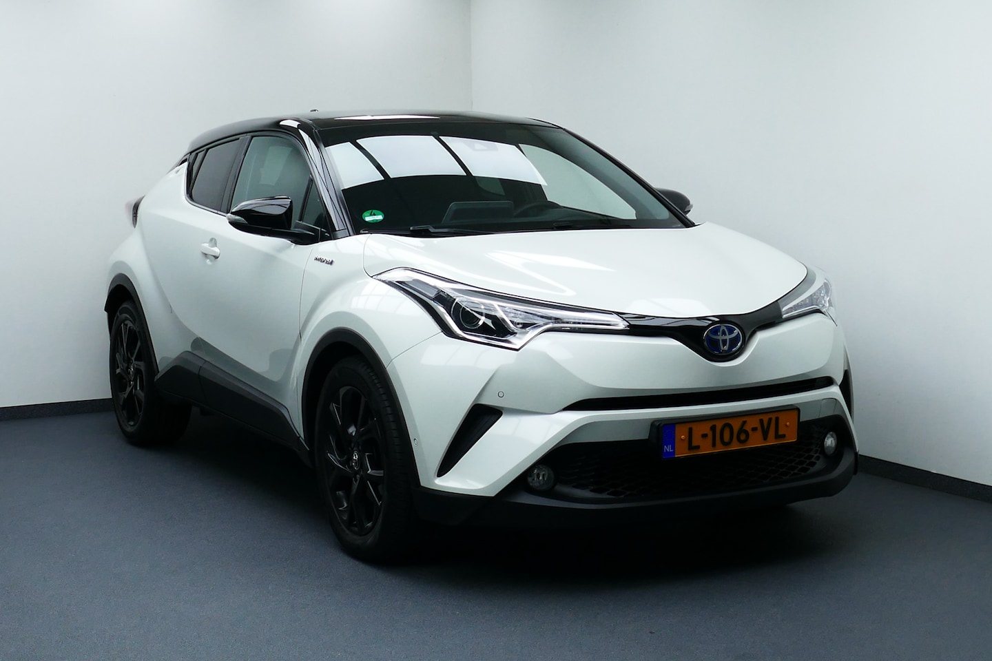 Toyota C-HR - 1.8 Hybrid Executive. Bi Tone, Navi, Camera, StoelVerw, 18"LMV, Afn Haak - AutoWereld.nl