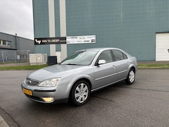 Ford Mondeo - 2.0-16V Futura Automaat 146 PK. Super fijn rijdende inruilauto