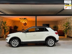 Volkswagen T-Roc - 1.5 TSI Style Garantie Trekhaak CarPlay PDC Adoptieve Cruise Lane ASS LED Clima Navi Rijkl