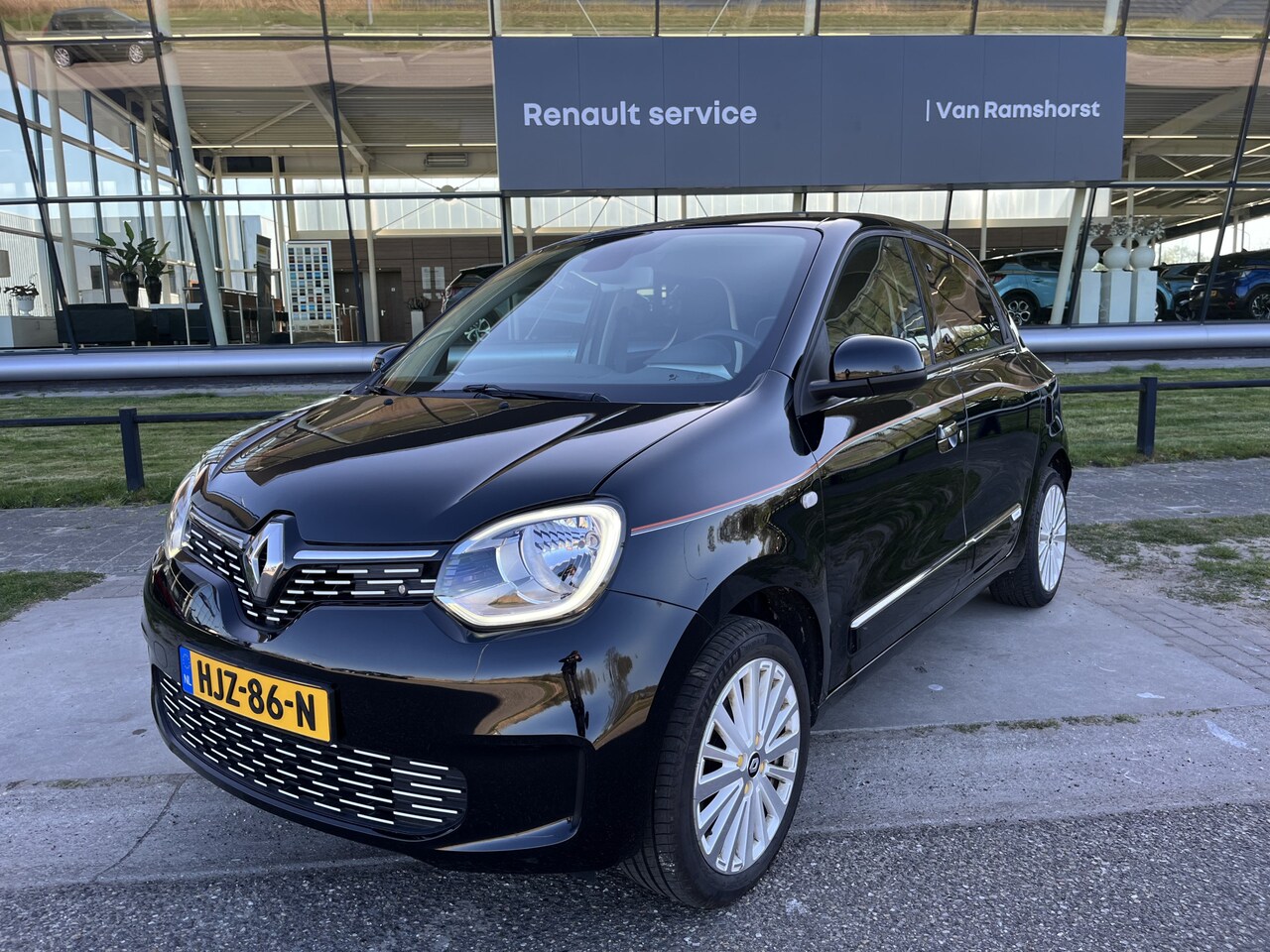 Renault Twingo Z.E. - R80 Série Limitée Vibes / Dealer onderhouden / Camera / Stoelverw. / 16'' LMV / Apple Carp - AutoWereld.nl