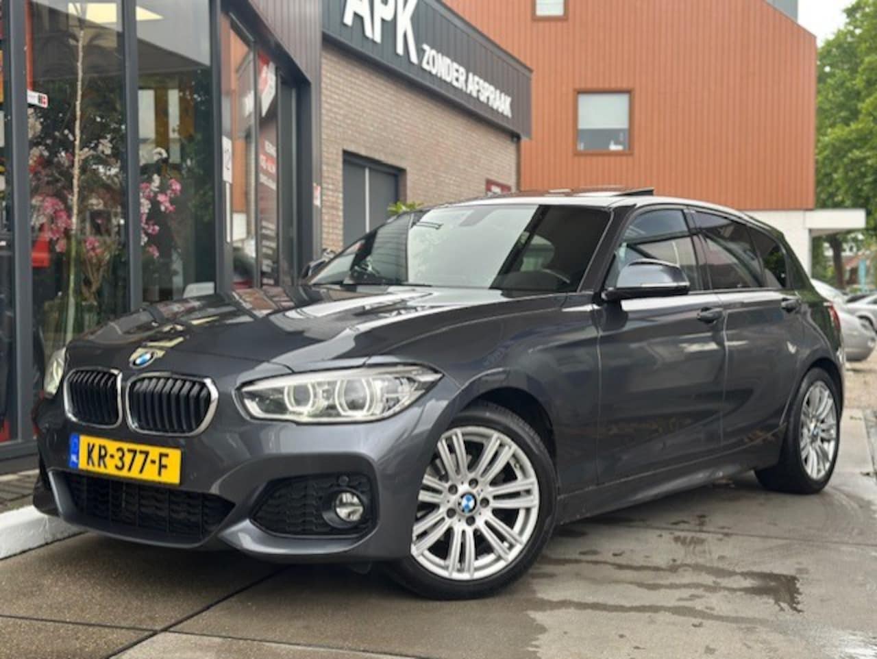 BMW 1-serie - 118i Centennial High Executive Pano |Stoelverwarming| Leder| Navi Pro | PDC - AutoWereld.nl