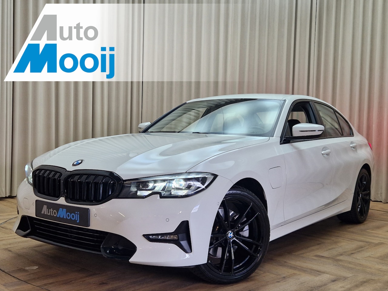 BMW 3-serie - 320e *Sportline* 19" M-sport velgen / Leder / Stoelverwarming / Apple Carplay / Camera / L - AutoWereld.nl