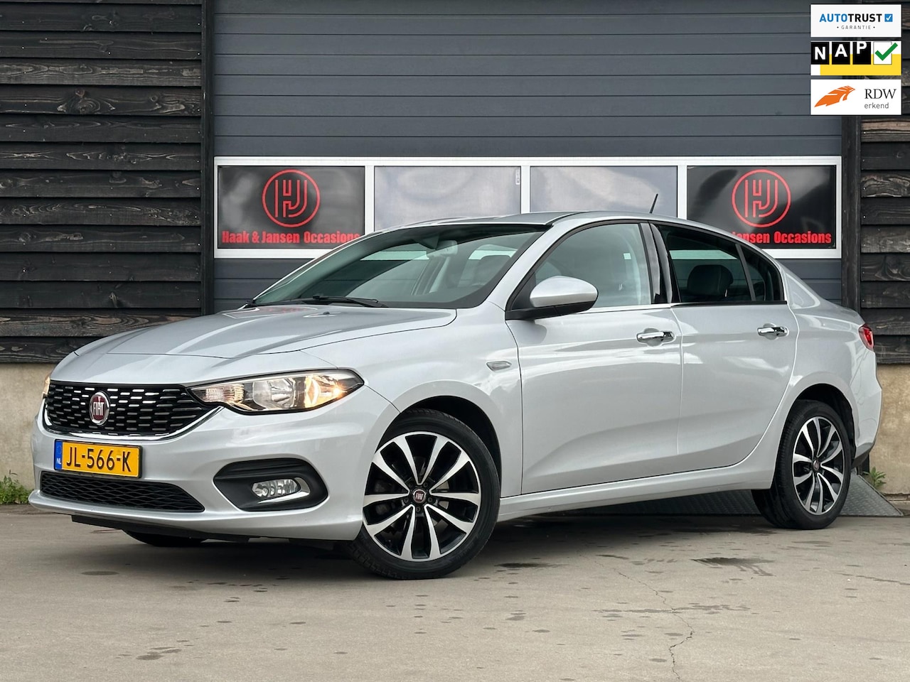 Fiat Tipo - 1.4 16V Lounge Navi Cruise Pdc lage NAP km! - AutoWereld.nl