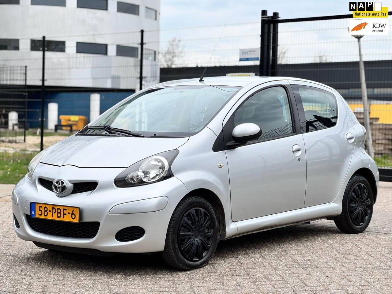 Toyota Aygo - 1.0-12V Comfort Navigator/BJ2011/NAVI/ELEKRAMEN/STUURBEKR - AutoWereld.nl