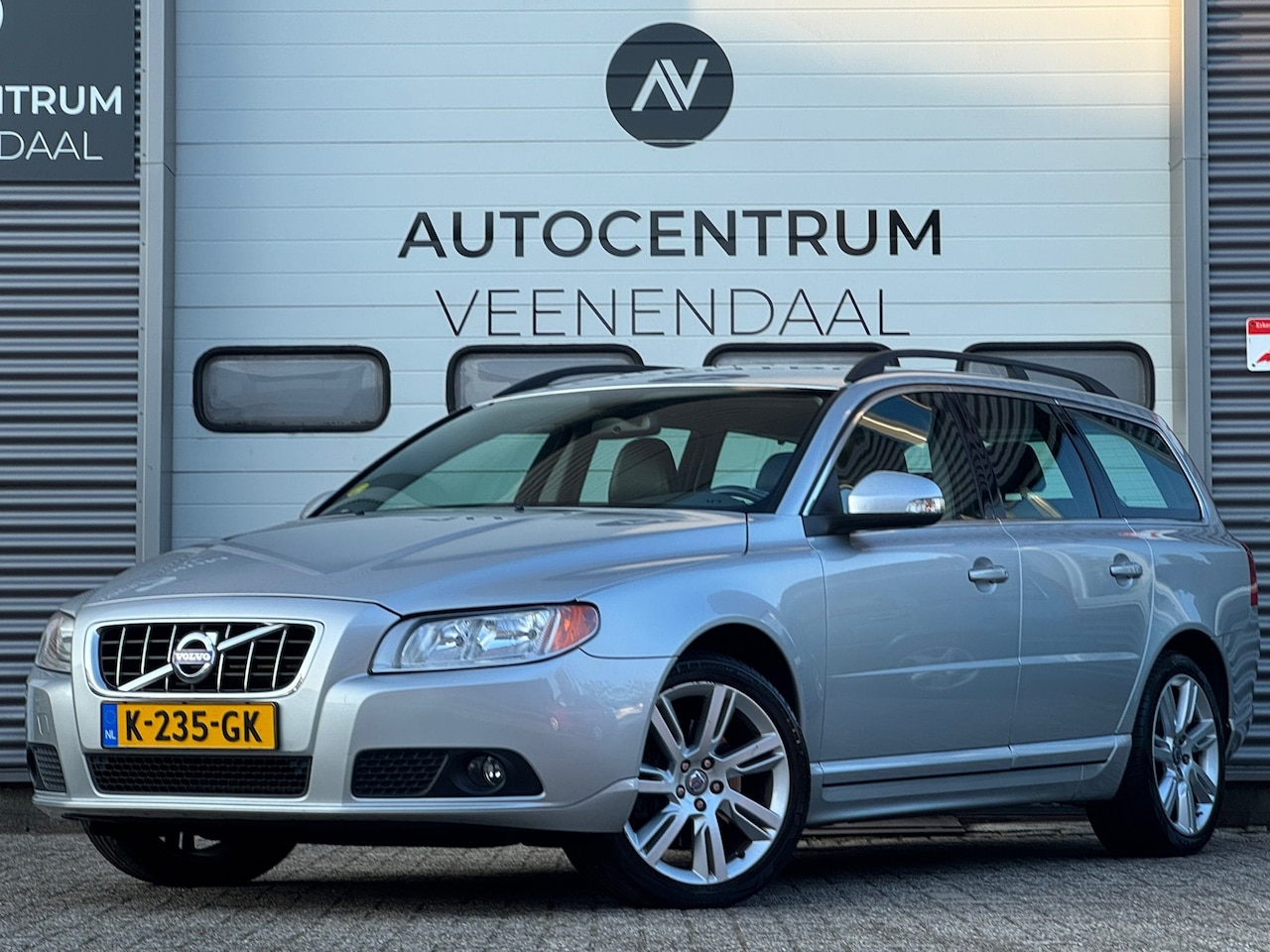 Volvo V70 - 2.0T 203 PK AUT NWE APK TREKHAAK/LEDER/NAVI/CRUISE - AutoWereld.nl