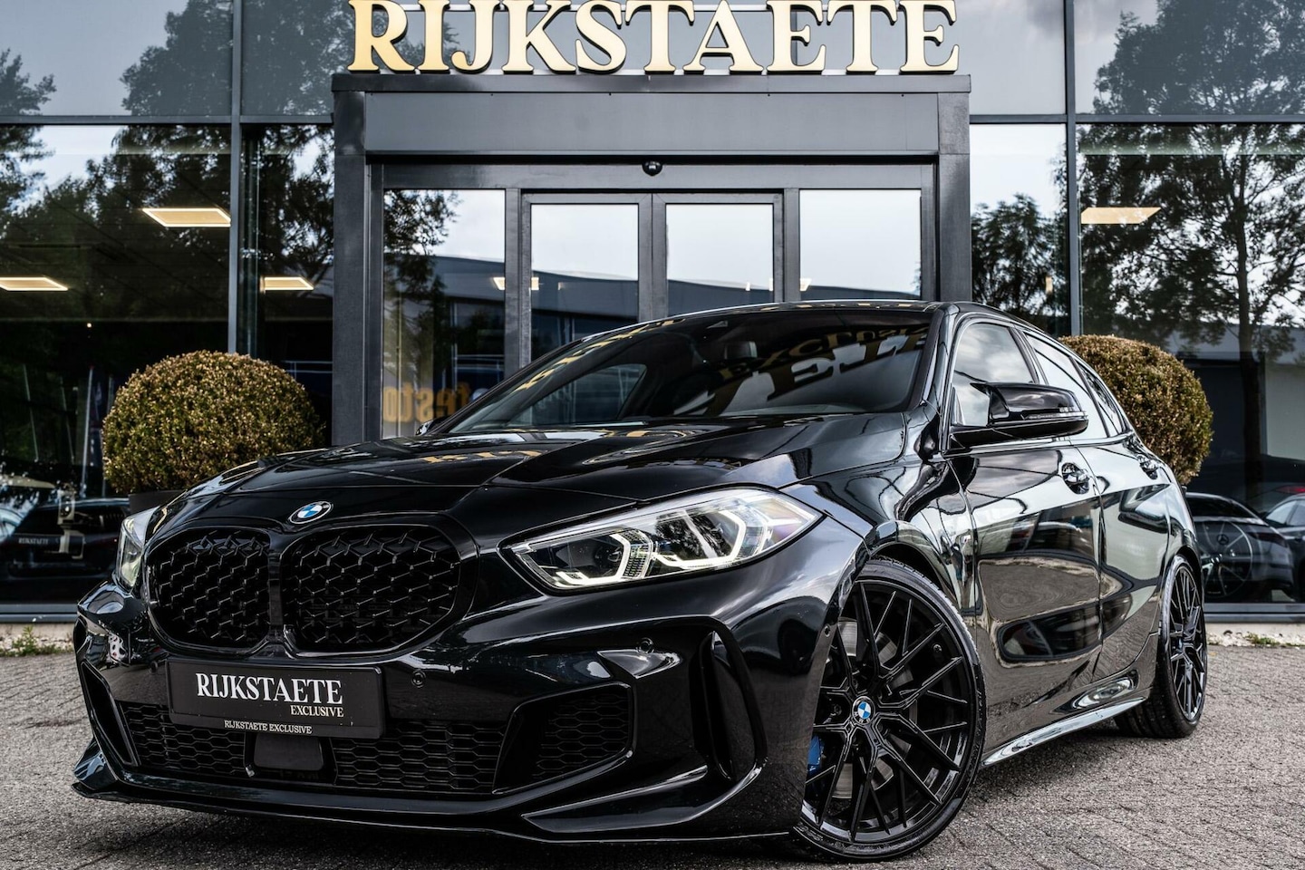BMW 1-serie - M135i xDrive High Executive|PANO|MAXTON|19'' - AutoWereld.nl