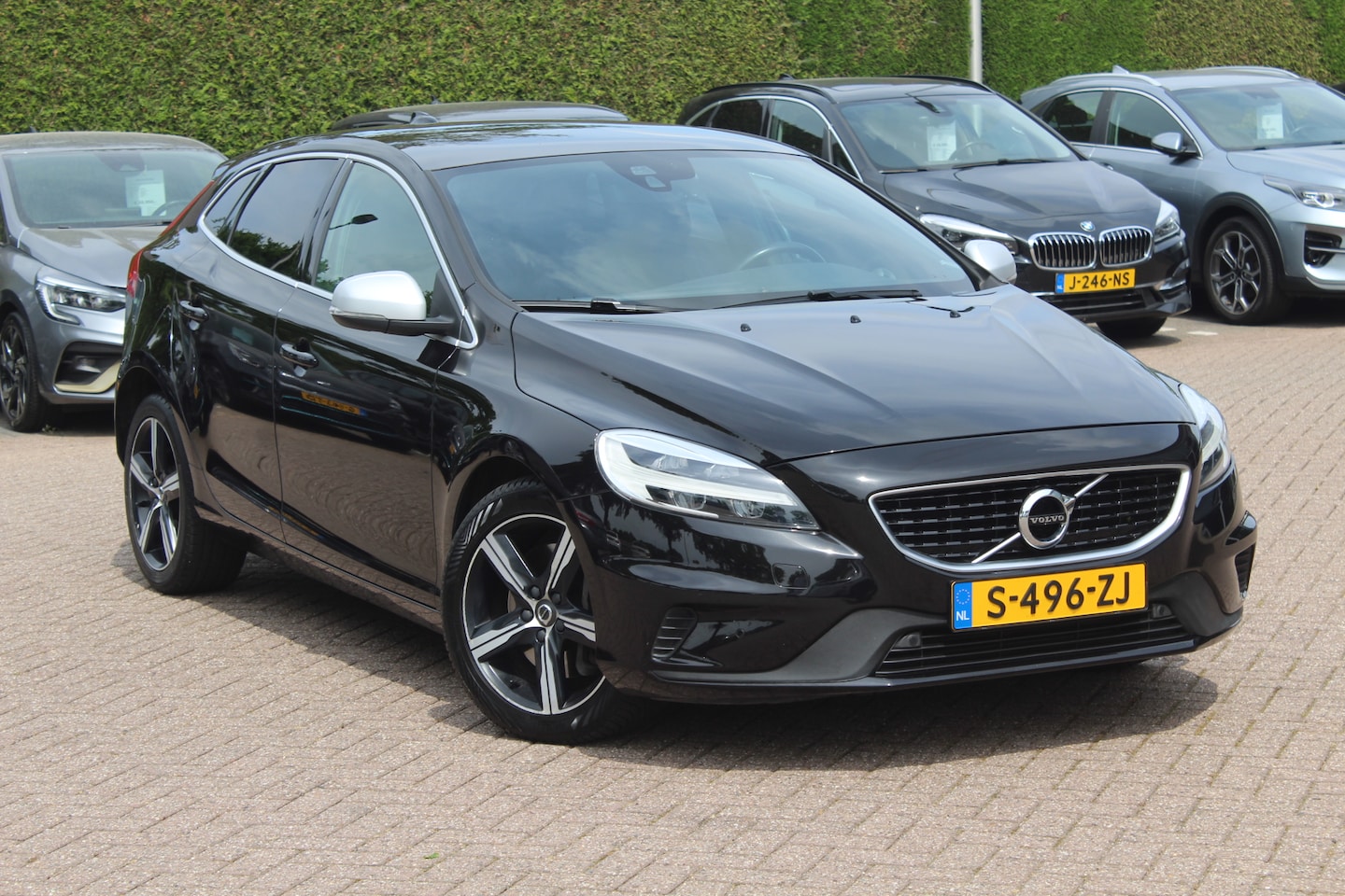 Volvo V40 - 1.5 T2 Inscription R-Design / Panoramadak / Camera / Leder / Keyless / 17'' / Navigatie / - AutoWereld.nl