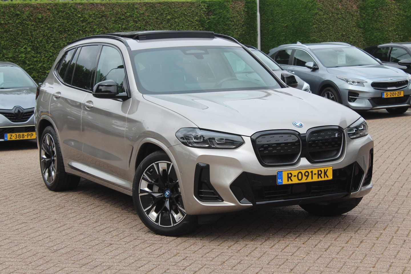 BMW iX3 - Executive 80 kWh / SoH 99% / Trekhaak / Panoramadak / Camera / Leder / 20'' / DAB / Sfeerv - AutoWereld.nl