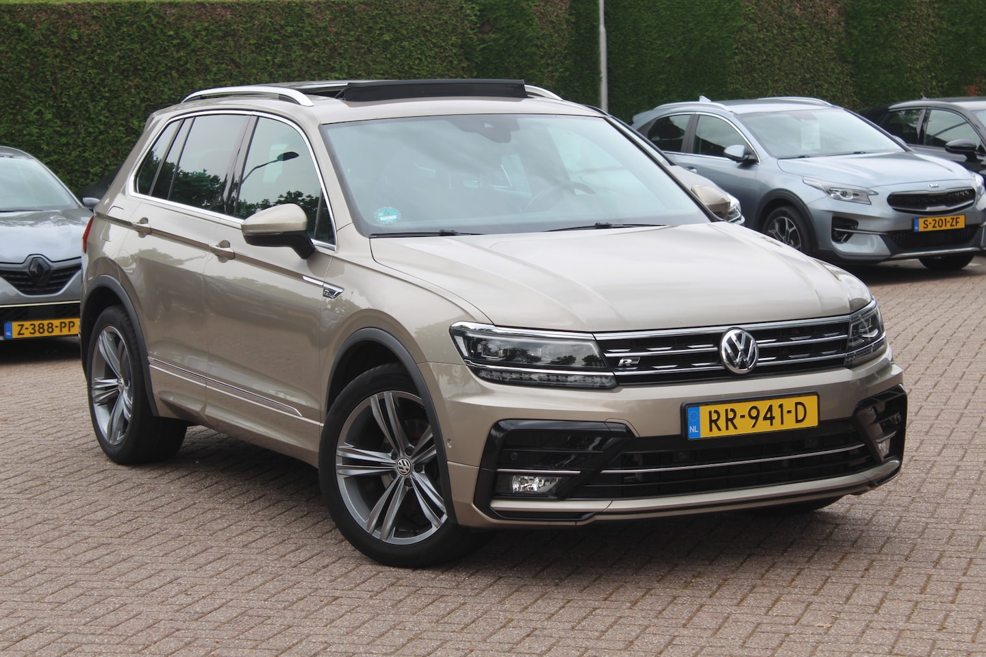 Volkswagen Tiguan - 1.4 TSI ACT Highline Bus. R-Line / Trekhaak / Panoramadak / 360Camera / 19'' / Virtual Coc - AutoWereld.nl